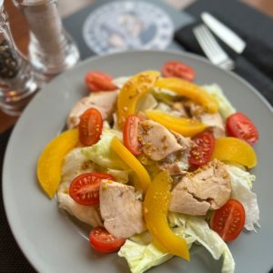 Салат с консервированными персиками и копченой курицей